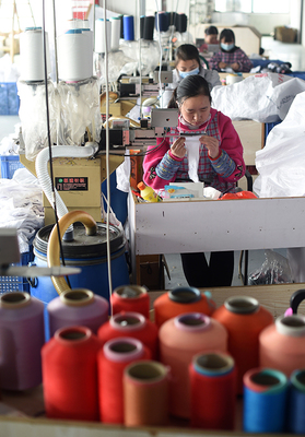 浙江诸暨:纺织外贸企业赶订单